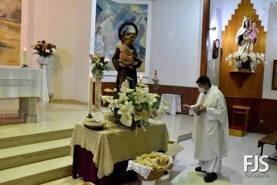  Decenas de fieles rinden pleitesía a San Antonio de Padua en Clavellinas/Francisco Javier Santana.
